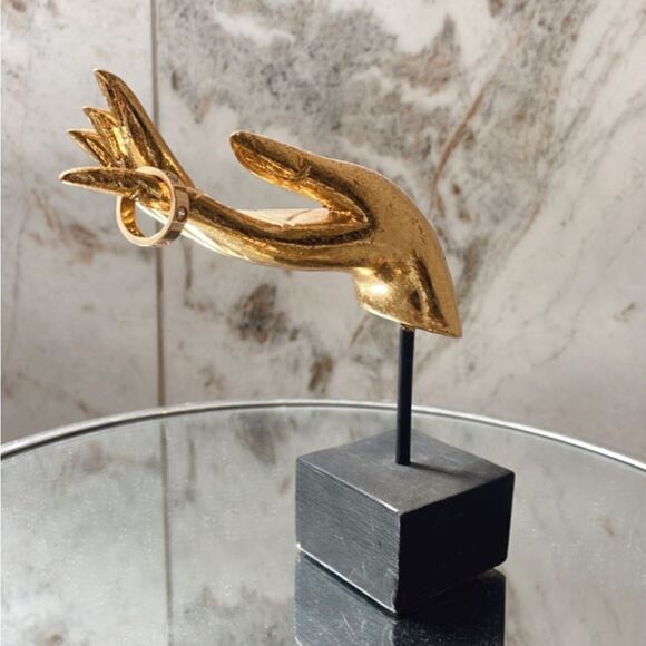 Unique gold hand ring holder - Picture 1 of 2